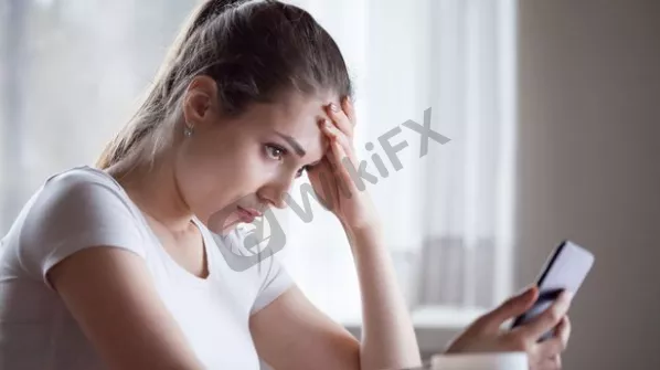 0_Upset-young-woman-disappointed-getting-bad-message-on-smartphone.jpg